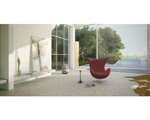 Helles Wohnzimmer mit Teppichboden, rotem Sessel und Blick auf den Pool