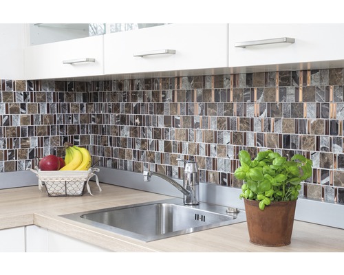 Küchenszene mit Mosaikfliesen, Spüle, Obst und Basilikumtopf