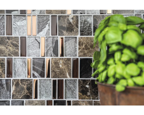 Mosaikfliesen mit Marmor-, Blatt- und Metalleffekt