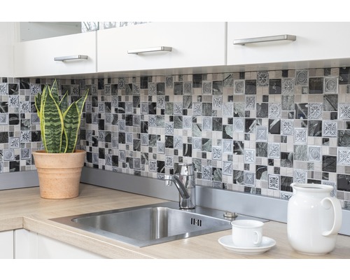 Küchenszene mit Spüle, Mosaikfliesen und Pflanze