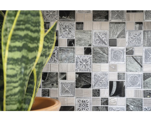 Mosaikfliesen mit floralen Mustern und Pflanzen im Topf