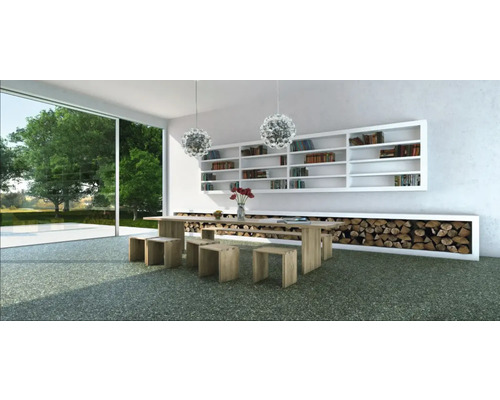 Heller Raum mit Esstisch, Stühlen, Bücherregal und Brennholzlager für ein modernes Ambiente.