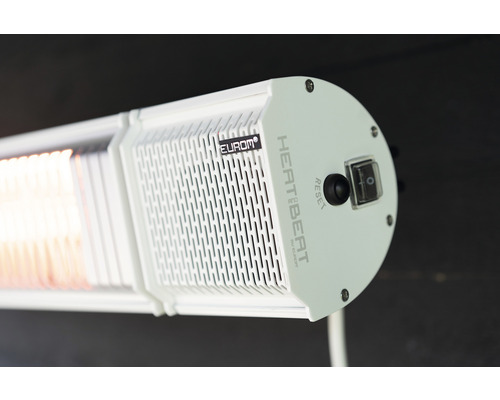 Nahaufnahme einer Heizung mit dem Eurom Logo, Reset Knopf und einem Schalter