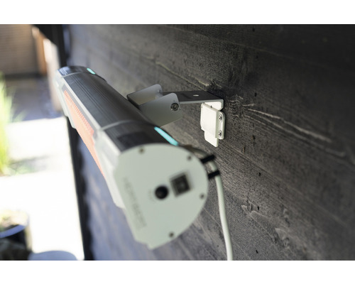 Nahaufnahme einer an einer Holzwand montierten Heizstrahlers mit Halterung.