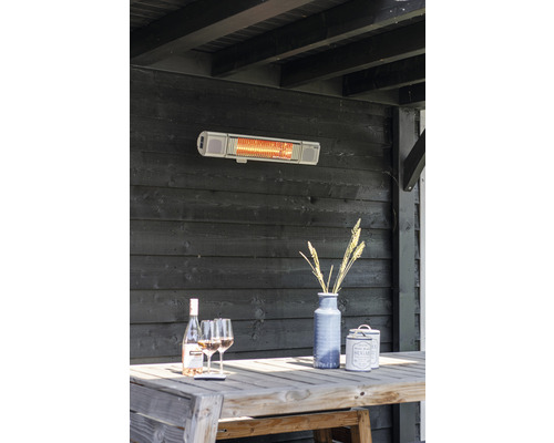 Terrassenszene mit Heizstrahler, Tisch und Getränken