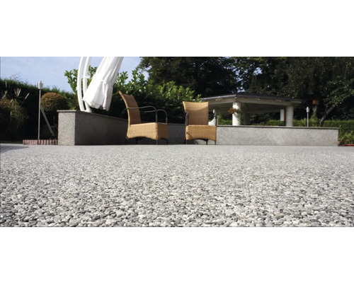 Außenbereich mit Kiesboden, Gartenmöbeln und Pavillon