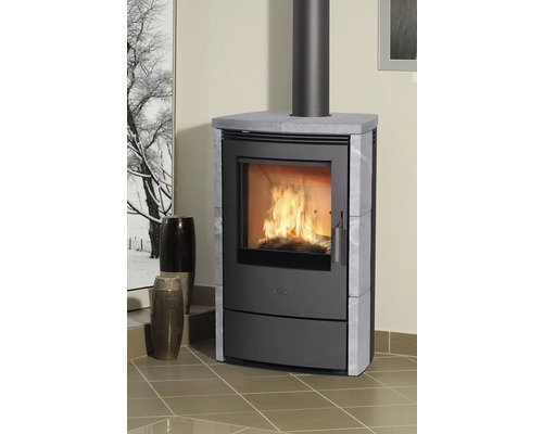 Kaminofen mit Steinverkleidung im Wohnzimmer