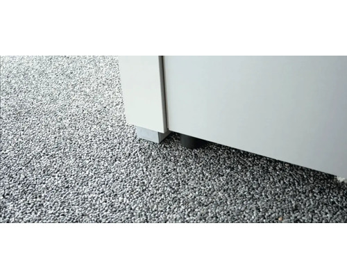 Detailansicht eines Badezimmerschranks mit Füßen auf einem Kiesboden