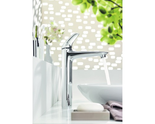 Modernes Badezimmer mit Chromarmatur, Waschbecken und Seife