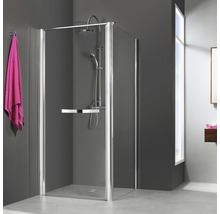 Begehbare Dusche mit Kopf- und Handbrause im Badezimmer