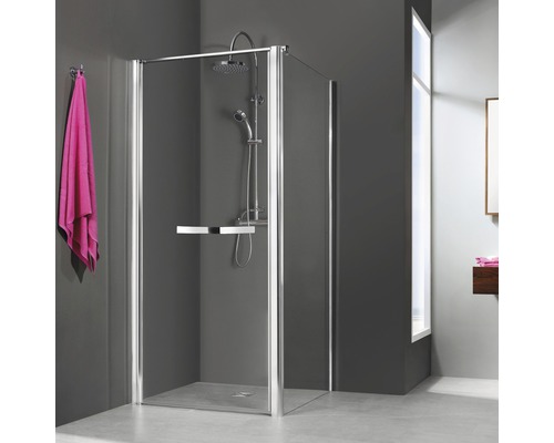 Begehbare Dusche mit Kopf- und Handbrause im Badezimmer