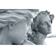 Nahaufnahme von zwei weiblichen Gartenstatuen