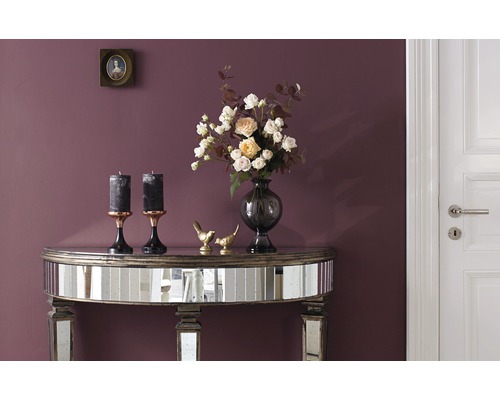 Dekoratives Interieur mit Konsole, Kerzen, Blumenvase und Wandbild für eine stimmungsvolle Einrichtung.