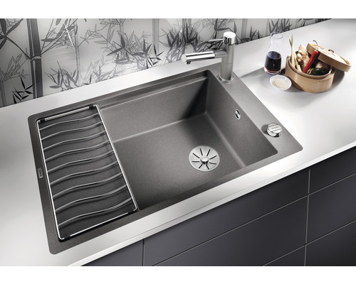 Spüle mit Abtropfgestell, Armatur und Spülmittelspender auf einer Küchentheke