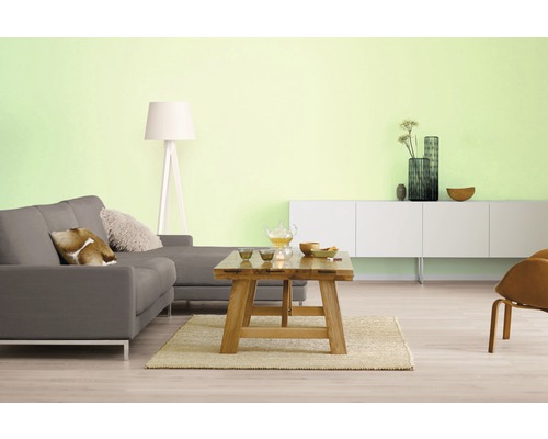 Helles Wohnzimmer mit Sofa, Holztisch und dekorativen Elementen für eine freundliche Atmosphäre