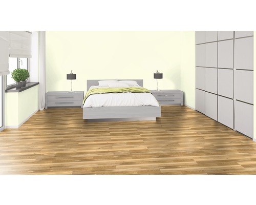 Schlafzimmer mit Bett, Nachttischen, Lampen, Kleiderschrank und Holzboden