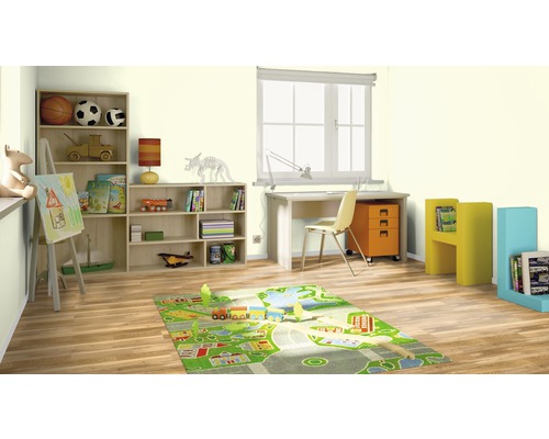 Kinderzimmer mit Bücherregal, Schreibtisch, Stuhl und Spielteppich