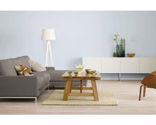 Wohnzimmer mit Sofa, Couchtisch, Stehlampe und Sideboard für ein helles und freundliches Ambiente