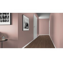 Flur mit rosa gestrichenen Wänden, dunklem Holzboden und weißen Türen