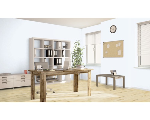 Büro mit Schreibtisch, Bürostuhl, Regal und Korkwand