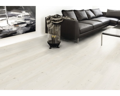 Heller Holzboden in einem Wohnzimmer mit Sofa und Tisch