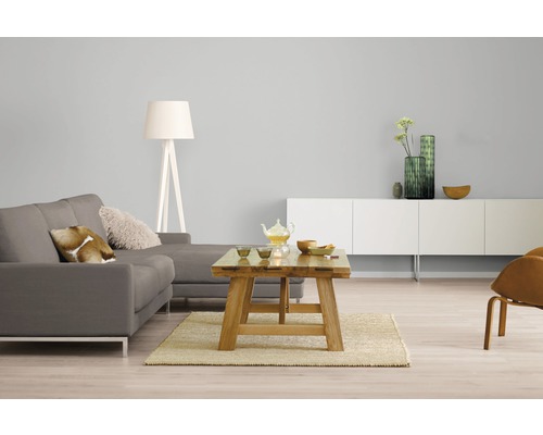 Wohnzimmer mit Sofa, Couchtisch und Stehlampe