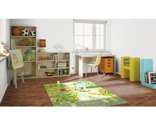 Kinderzimmer mit Möbeln, Bücherregal, Schreibtisch, Stuhl und Spielteppich