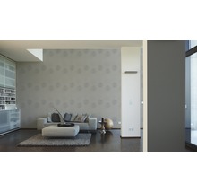 Wohnzimmer mit Tapete, Sofa und Regal