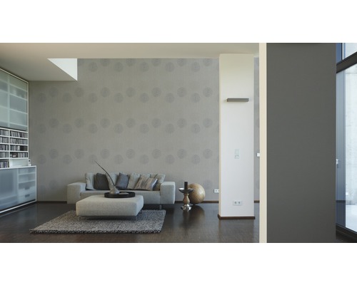 Wohnzimmer mit Tapete, Sofa und Regal