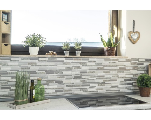 Küchenrückwand mit Mosaikfliesen, Dekoration und Kochfeld