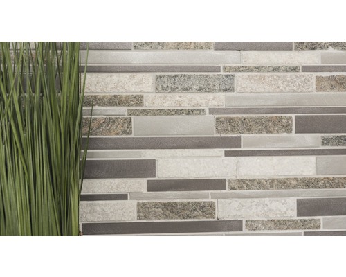 Mauer aus Mosaikfliesen mit Grasdekoration