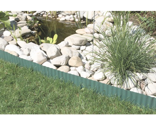 Garten mit Rasen, Teich und Rasenkante