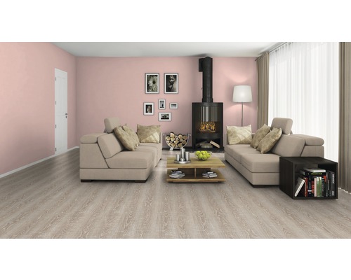 Wohnzimmer mit Laminatboden, Sofa, Kamin und Dekorationsgegenständen für ein gemütliches Ambiente.