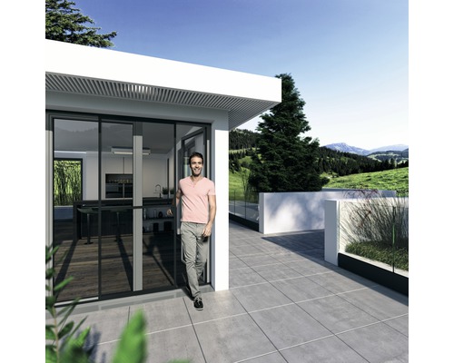 Terrasse mit Terrassenplatten, Schiebetür und Mann