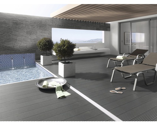 Terrasse mit grauen Terrassendielen, Pool und Liegestühlen
