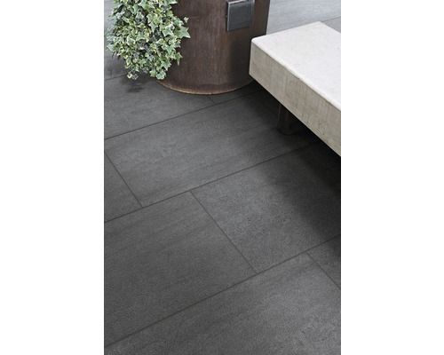 Verlegte Terrassenplatten aus Steinzeug im Außenbereich