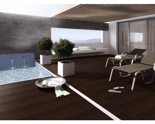 Terrasse mit Pool, Liegestühlen und Holzboden für den Außenbereich.