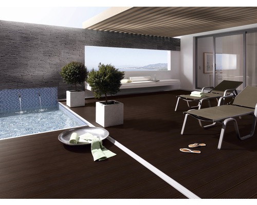 Terrasse mit Pool, Liegestühlen und Pflanzenkübeln