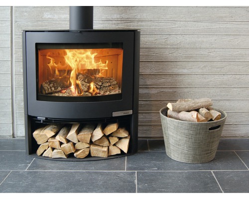 Kaminofen mit Holzscheiten und Holzkorb für den Innenbereich