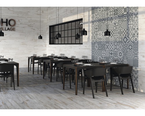 Restaurantinnenraum mit Holzboden, Holzwandvertäfelung und einer Wand mit Dekorationen