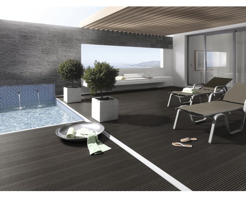 Terrasse mit Pool, Liegestühlen und Pflanzen