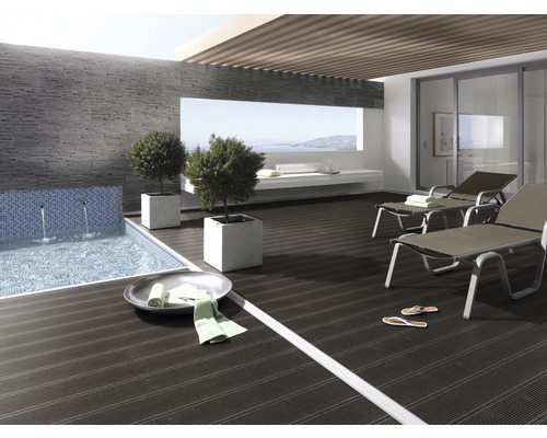 Terrasse mit Pool, Liegen und Holzboden