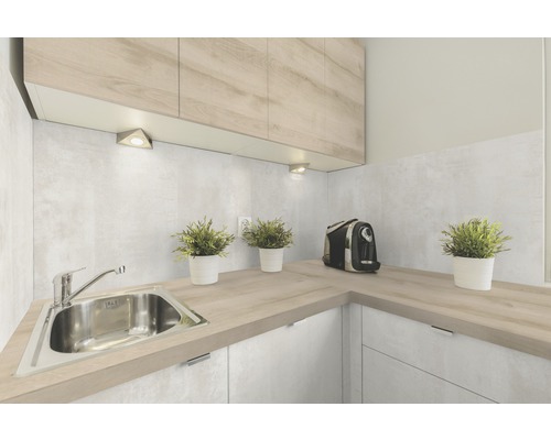 Helle Küche mit Spüle, Arbeitsplatte und Hängeschränken