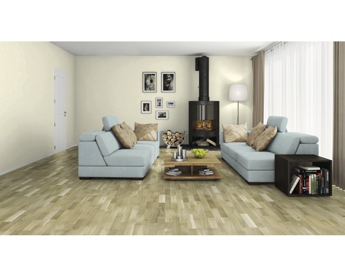 Wohnzimmer mit Kamin, Sofas und Holzboden