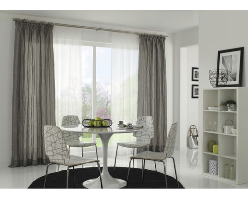Esszimmer mit Esstisch, Stühlen, Vorhängen und Regal