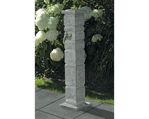 Gartenzapfstelle aus Stein mit Wasserhahn im Außenbereich