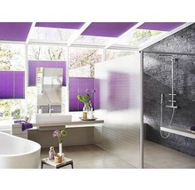 Modernes Badezimmer mit Dachfenstern und lila Plissees für Sonnenschutz und Privatsphäre.