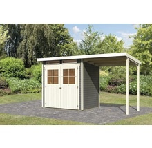 Gartenhaus mit Anbau auf gepflasterter Fläche vor Gartenlandschaft