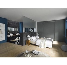 Schlafzimmer mit Badezimmerbereich und grauen Schiebetüren