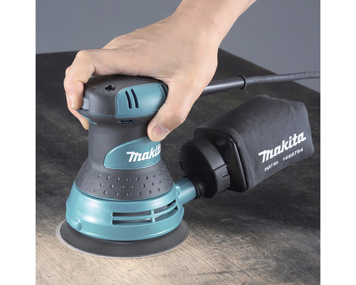 Makita Exzenterschleifer mit Staubbeutel in der Hand